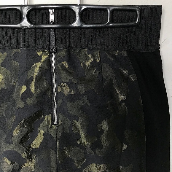 NWT! Philosophy Black & Green Camouflage Print Shimmer Stretch Pencil Skirt, 4 - Picture 8 of 11